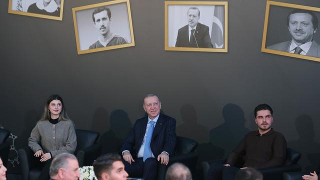 Cumhurbaşkanı Erdoğan'a 'Kazanan ceket' soruldu, Ahmet Kaya şarkısı söyledi