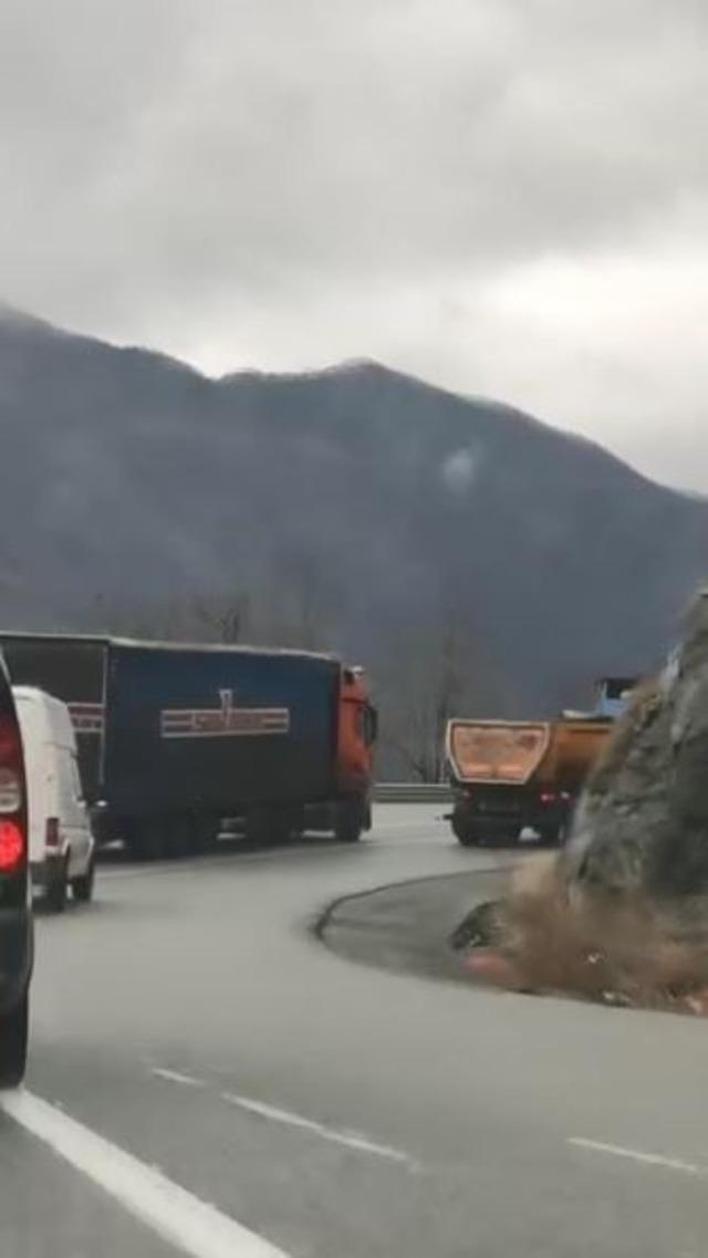 Artvin’de tır şoförünün virajda 5 aracı sollaması faciaya davetiye çıkardı 1