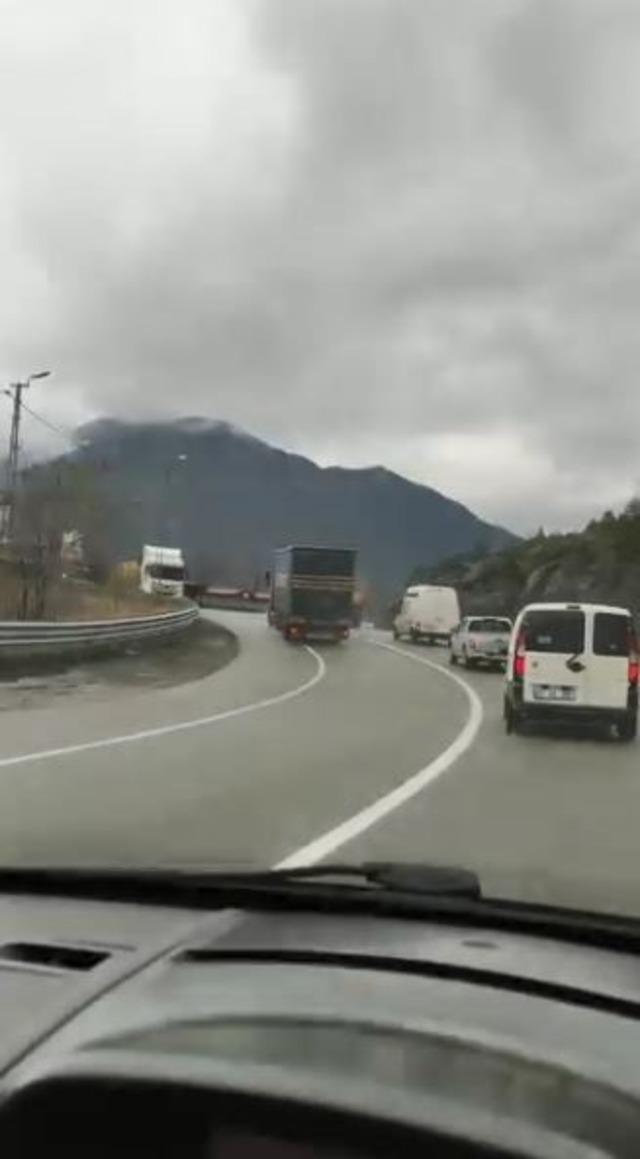 Artvin’de tır şoförünün virajda 5 aracı sollaması faciaya davetiye çıkardı 2