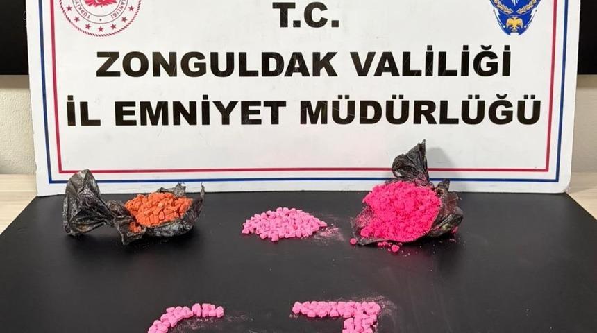 İstanbul&rsquo;dan Ereğli&rsquo;ye 3 bin adet extacy uyuşturucu getiren sevgililer yakalandı