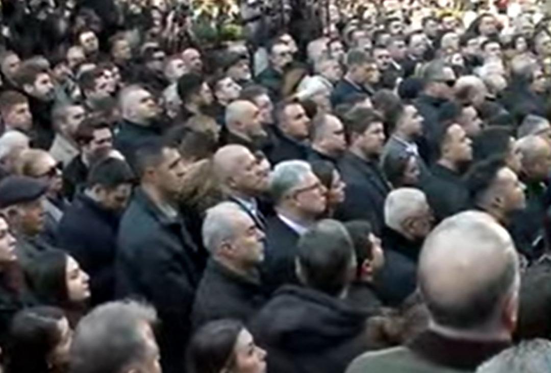 Manisa da b&uuml;y&uuml;k h&uuml;z&uuml;n! G&uuml;lşah Durbay a en acı veda: &Ouml;zg&uuml;r &Ouml;zel g&ouml;zyaşlarına boğuldu 3