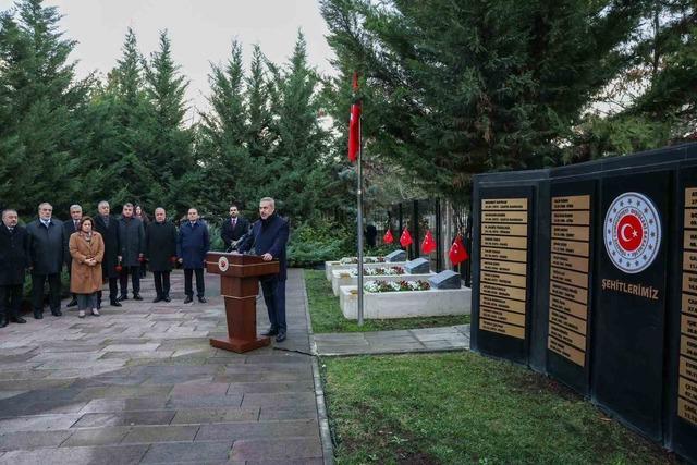 Bakan Fidan, 16.B&uuml;y&uuml;kel&ccedil;iler Konferansı &ouml;ncesi Dışişleri Şehitliği&rsquo;ni ziyaret etti 6