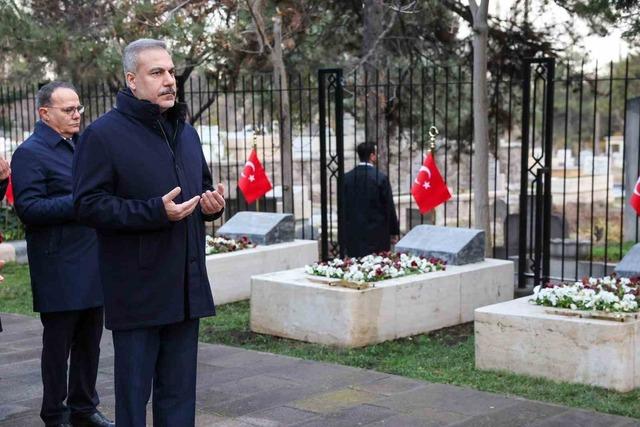 Bakan Fidan, 16.Büyükelçiler Konferansı öncesi Dışişleri Şehitliği’ni ziyaret etti 3