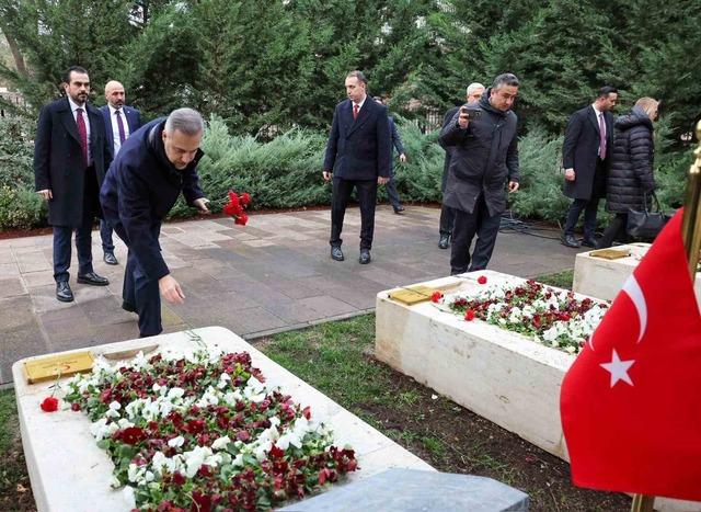 Bakan Fidan, 16.Büyükelçiler Konferansı öncesi Dışişleri Şehitliği’ni ziyaret etti 2