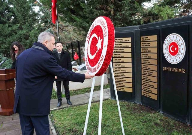Bakan Fidan, 16.Büyükelçiler Konferansı öncesi Dışişleri Şehitliği’ni ziyaret etti 1