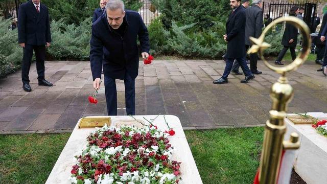 Bakan Fidan, 16.Büyükelçiler Konferansı öncesi Dışişleri Şehitliği’ni ziyaret etti