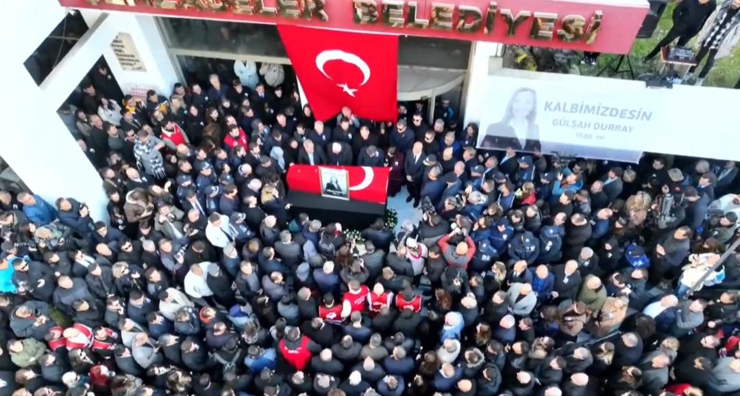 Manisa da b&uuml;y&uuml;k h&uuml;z&uuml;n! G&uuml;lşah Durbay a en acı veda: &Ouml;zg&uuml;r &Ouml;zel g&ouml;zyaşlarına boğuldu 1