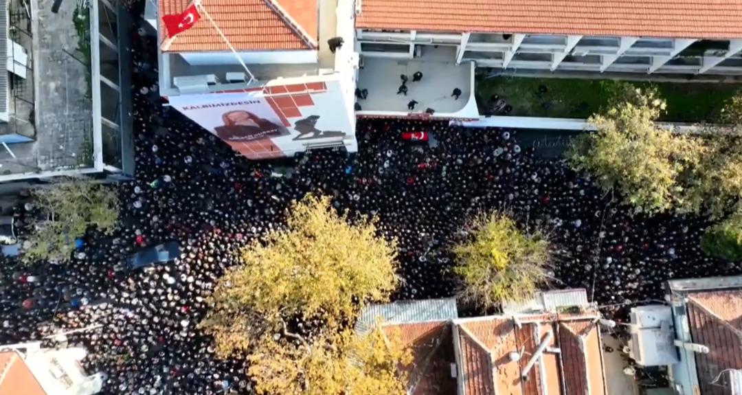 Manisa da b&uuml;y&uuml;k h&uuml;z&uuml;n! G&uuml;lşah Durbay a en acı veda: &Ouml;zg&uuml;r &Ouml;zel g&ouml;zyaşlarına boğuldu 2