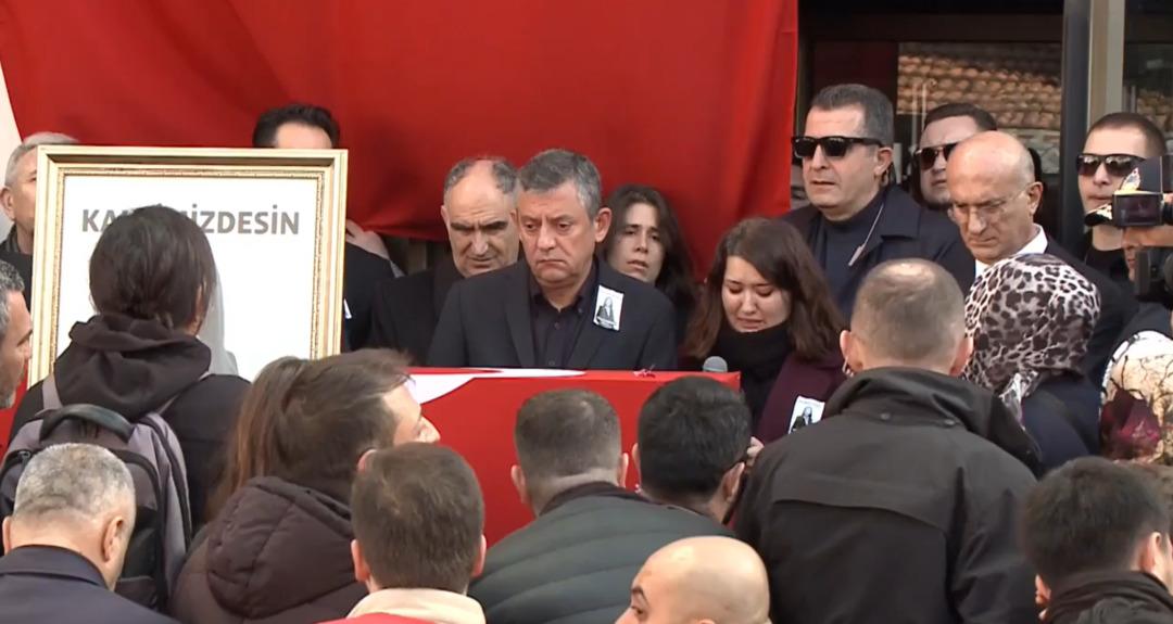 Manisa da b&uuml;y&uuml;k h&uuml;z&uuml;n! G&uuml;lşah Durbay a en acı veda: &Ouml;zg&uuml;r &Ouml;zel g&ouml;zyaşlarına boğuldu 7