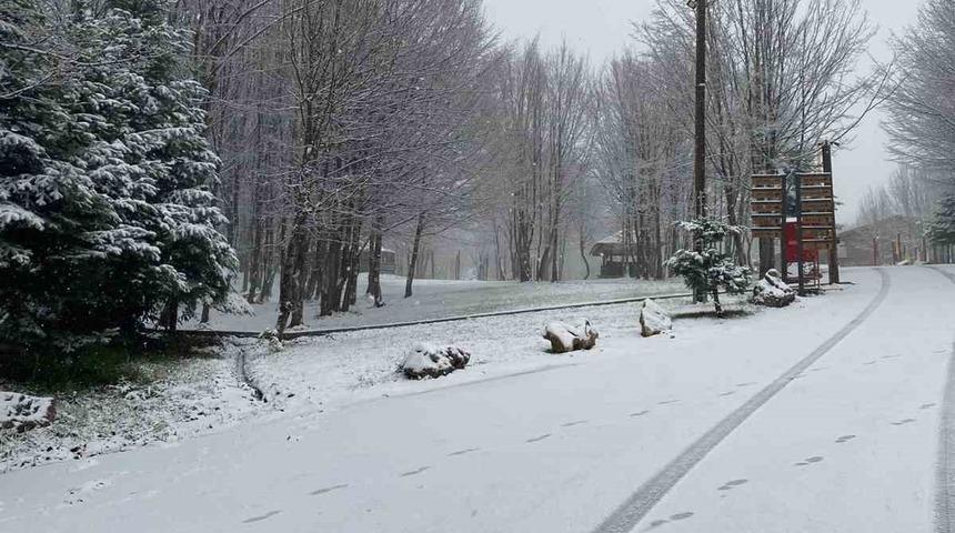 Kartepe&rsquo;ye lapa lapa kar yağıyor