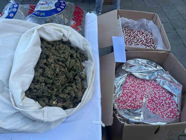 İzmir&rsquo;de tek operasyonda 3 milyon uyuşturucu hap ele ge&ccedil;ti: 46 tutuklama 4