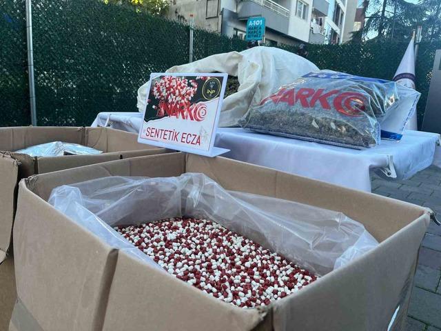 İzmir&rsquo;de tek operasyonda 3 milyon uyuşturucu hap ele ge&ccedil;ti: 46 tutuklama 2