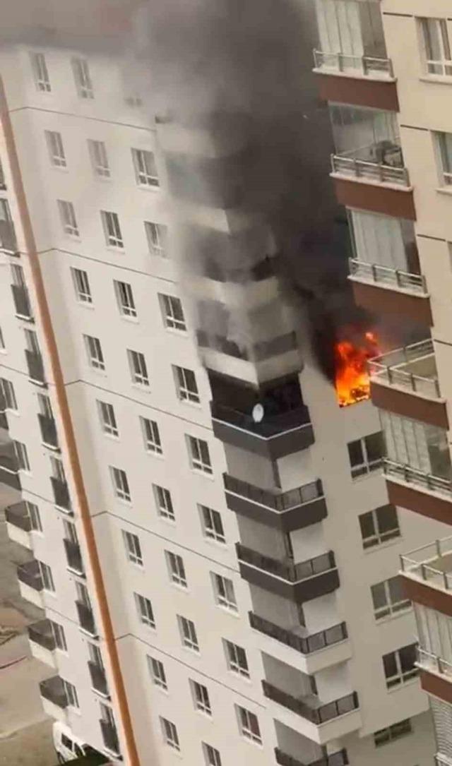 Ankara’da ev yangınında mahsur kalan anne ile oğlu kurtarıldı 5