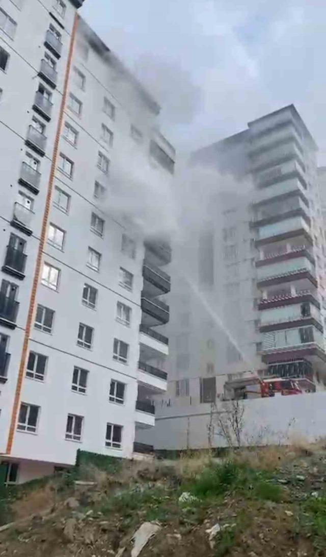 Ankara’da ev yangınında mahsur kalan anne ile oğlu kurtarıldı 4