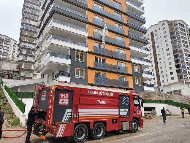 Ankara’da ev yangınında mahsur kalan anne ile oğlu kurtarıldı 3