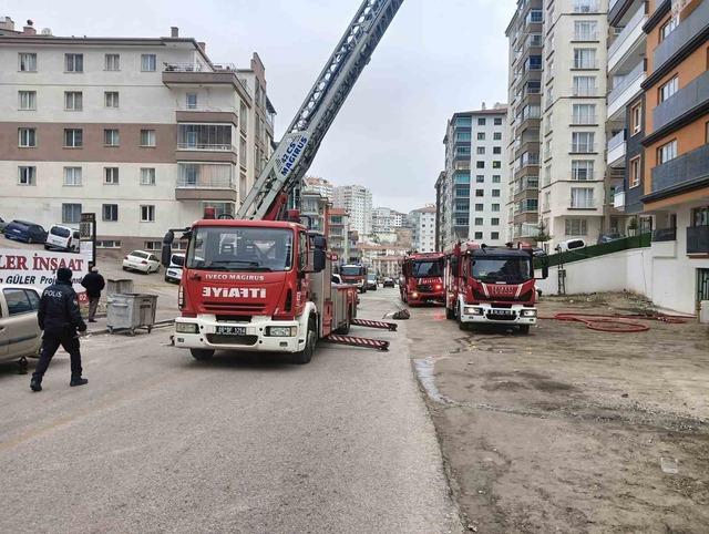 Ankara’da ev yangınında mahsur kalan anne ile oğlu kurtarıldı 2