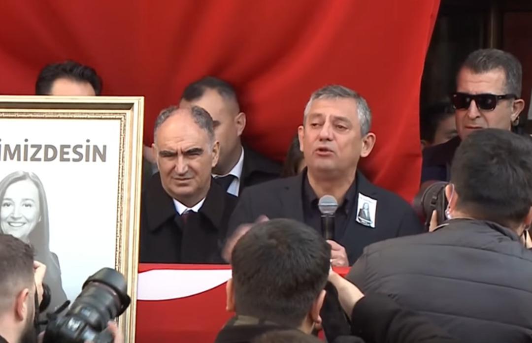 Manisa da b&uuml;y&uuml;k h&uuml;z&uuml;n! G&uuml;lşah Durbay a en acı veda: &Ouml;zg&uuml;r &Ouml;zel g&ouml;zyaşlarına boğuldu 4