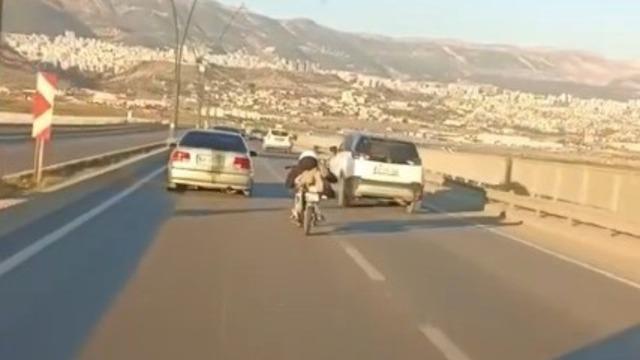 Kahramanmaraş’ta motosikletle tehlikeli sürüş kamerada