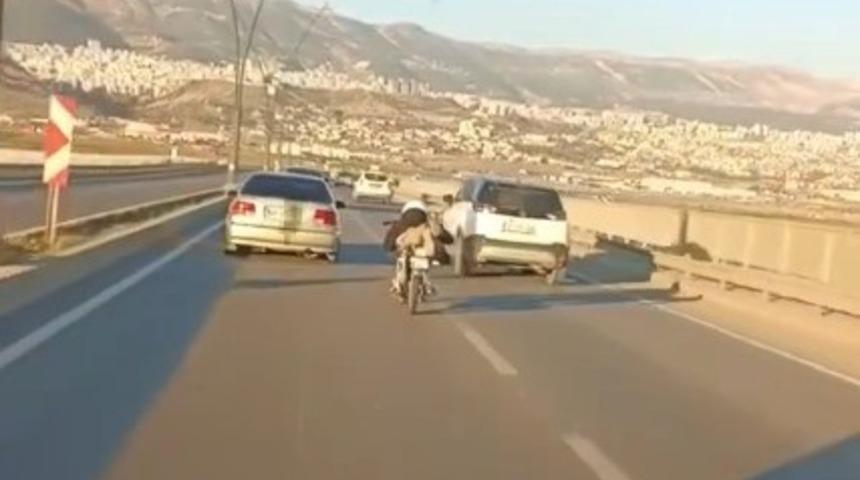 Kahramanmaraş&rsquo;ta motosikletle tehlikeli s&uuml;r&uuml;ş kamerada