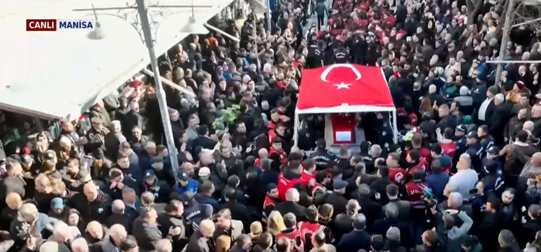 Manisa da b&uuml;y&uuml;k h&uuml;z&uuml;n! G&uuml;lşah Durbay a en acı veda: &Ouml;zg&uuml;r &Ouml;zel g&ouml;zyaşlarına boğuldu 8