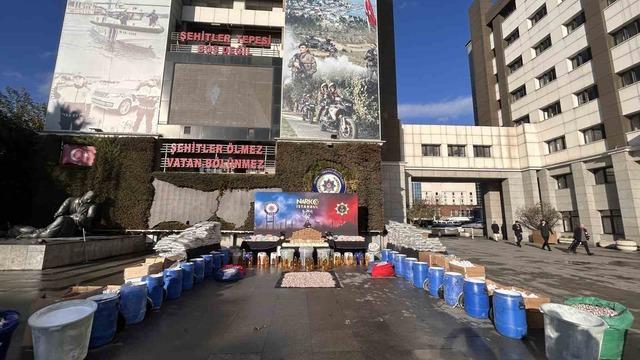 İstanbul’da ele geçirilen 1 ton 144 kilo uyuşturucu emniyette sergilendi