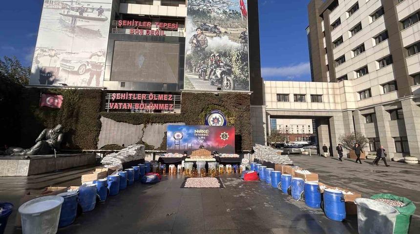 İstanbul&rsquo;da ele ge&ccedil;irilen 1 ton 144 kilo uyuşturucu emniyette sergilendi