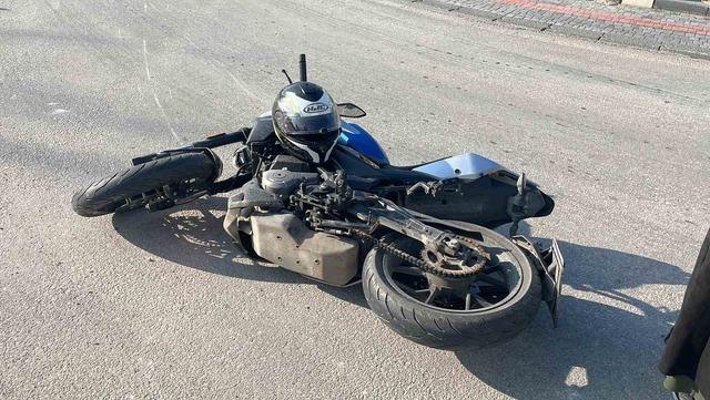 Otomobille &ccedil;arpışan motosikletli yaralandı 1