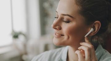 Pixel Buds zorunluluğu bitti: Google, her kulaklığı "canlı tercümana" dönüştüren özelliği açtı