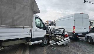 Kırmızı ışıkta duramayan kamyonet ortalığı savaş alanına çevirdi: 1’i ağır 3 yaralı