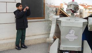 Hurda malzemelerden yaptı, gören telefonuna sarıldı!