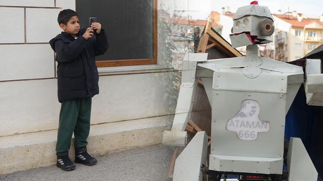 Hurda malzemelerden yaptı, gören telefonuna sarıldı! Maliyeti 20 bin lira