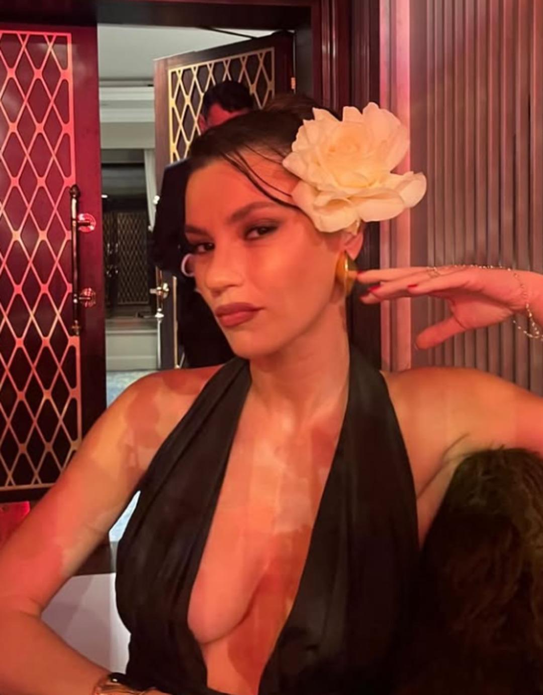 Yüsra Geyik düğüne iddialı dekoltesiyle damga vurdu 1