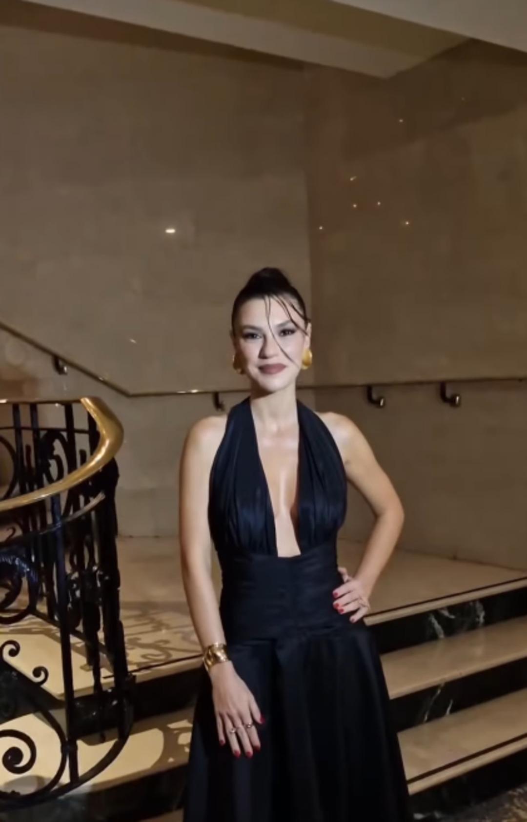 Yüsra Geyik düğüne iddialı dekoltesiyle damga vurdu 2