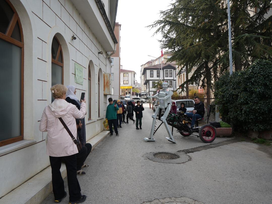 Hurda malzemelerden yaptı, gören telefonuna sarıldı! Maliyeti 20 bin lira 3