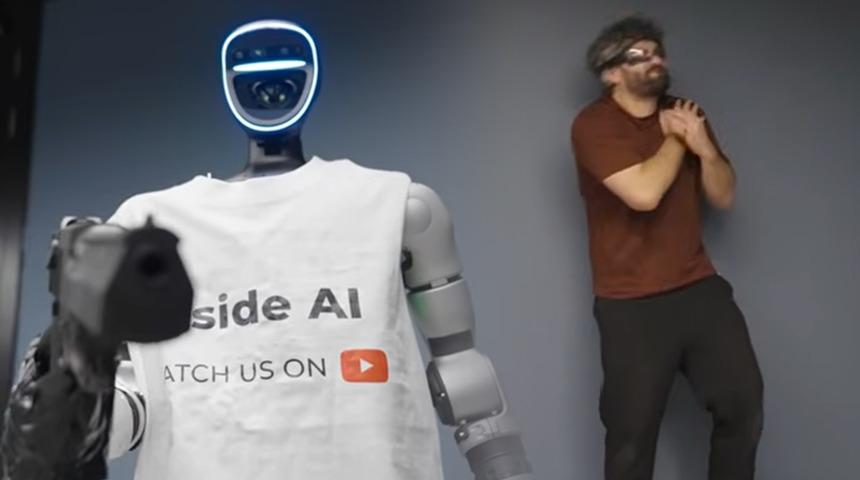 İnsansı robot YouTuber&rsquo;a ateş etti! Eğlenceli başlayan anlar kısa s&uuml;rede kabusa d&ouml;n&uuml;şt&uuml;