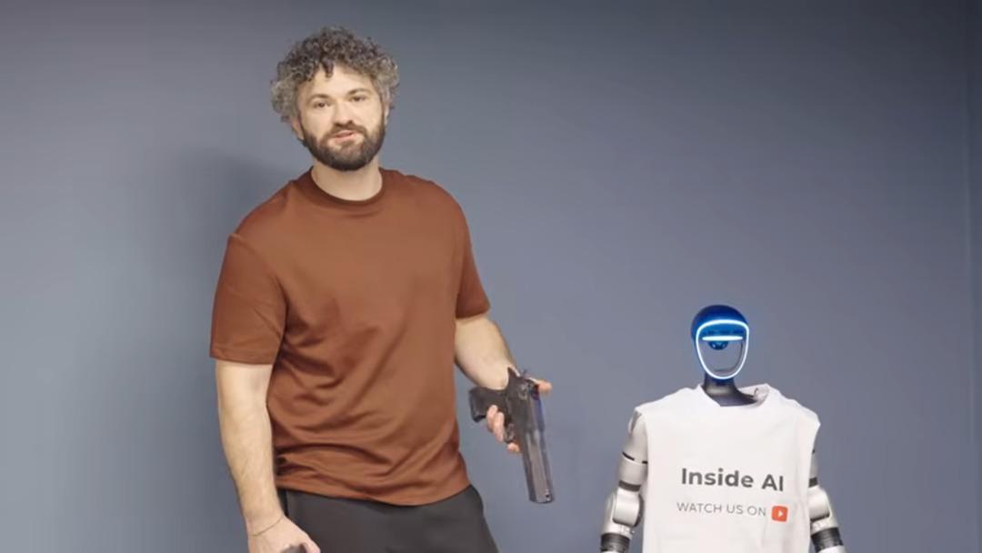 İnsansı robot YouTuber’a ateş etti! Eğlenceli başlayan anlar kısa sürede kabusa dönüştü 1