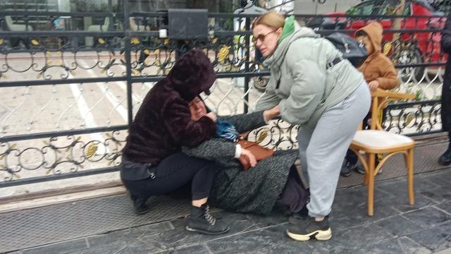 Kuyumcu mağdurlarının eyleminde yaşlı kadın fenalaştı