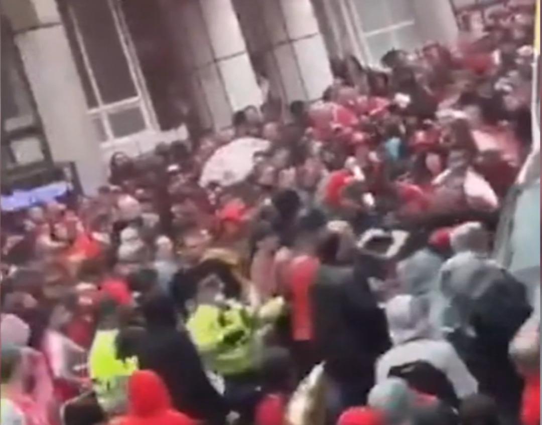 Binlerce insanın içine arabayla dalıp 100 den fazla insanı ezdi: Aralarında bebek ve çocuklar da var! 2