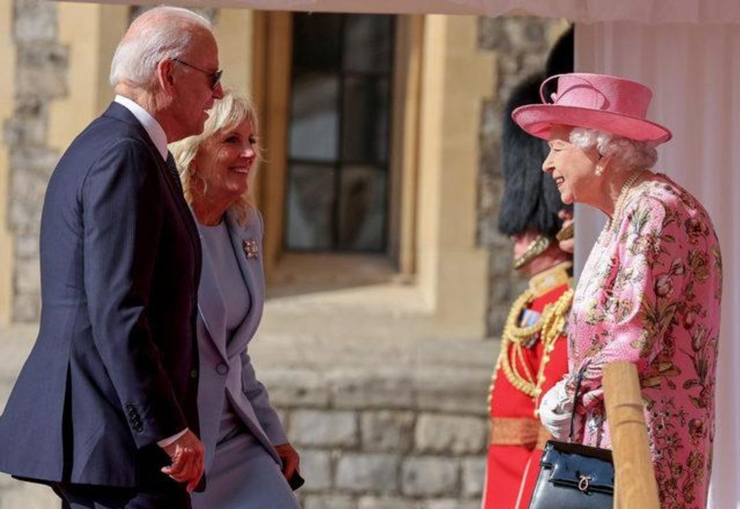 Sarı, mavi, fuşya: Kraliçe neden hep rengarenk giyinirdi? 3