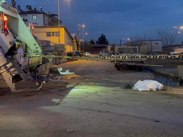 &Ccedil;&ouml;p kamyonu altında feci &ouml;l&uuml;m: İş&ccedil;i hayatını kaybetti