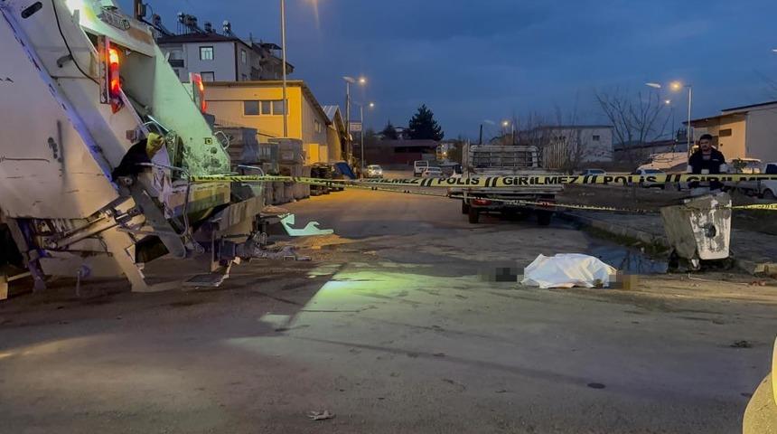 Elazığ'da &ccedil;&ouml;p kamyonunun altında kalan iş&ccedil;i hayatını kaybetti