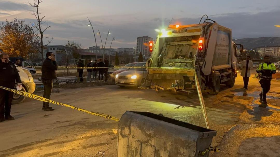 Elazığ da &ccedil;&ouml;p kamyonunun altında kalan iş&ccedil;i hayatını kaybetti 1