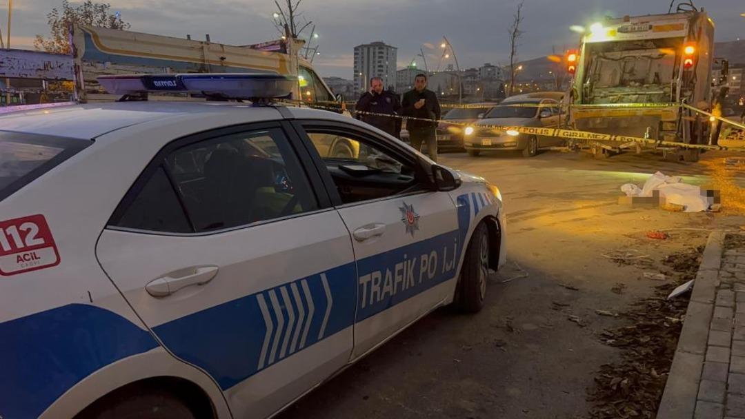 Elazığ da &ccedil;&ouml;p kamyonunun altında kalan iş&ccedil;i hayatını kaybetti 2