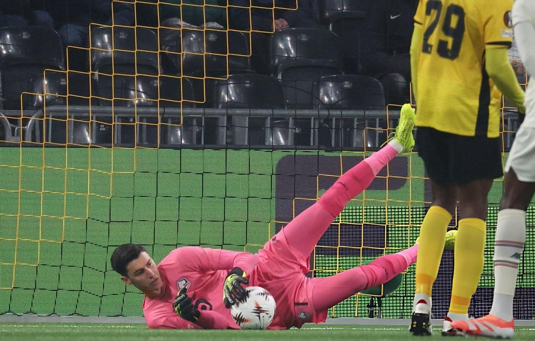 Lille kalecisi Berke &Ouml;zer e d&uuml;nya devi talip! Fenerbah&ccedil;e pay alacak 3