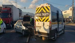 &Ouml;ğrenci servisi ile otomobil &ccedil;arpıştı: 7 yaralı