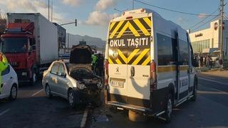 Balıkesir'de öğrenci servisi ile otomobil çarpıştı: 7 yaralı