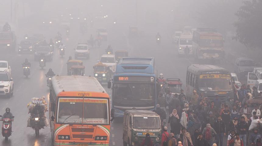Hindistan&rsquo;ın başkenti Yeni Delhi&rsquo;de hava kirliliği tehlikeli seviyeye yaklaştı