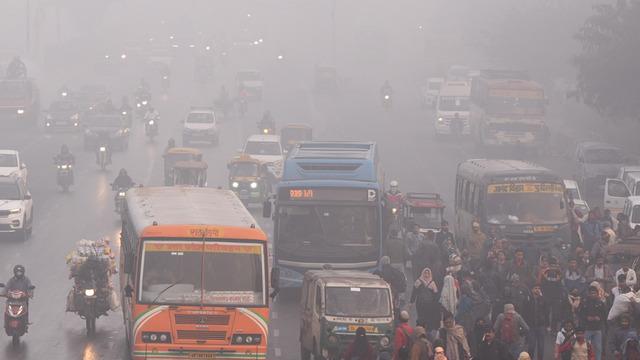 Hindistan’ın başkenti Yeni Delhi’de hava kirliliği tehlikeli seviyeye yaklaştı