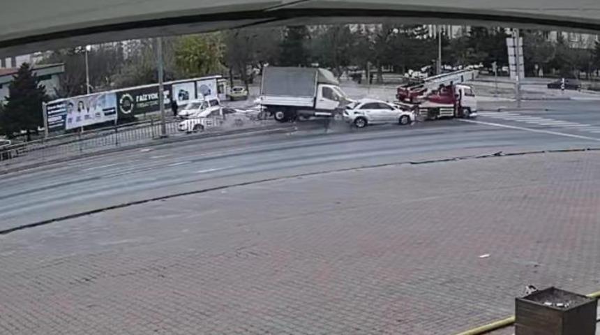 Ortalığın savaş alanına d&ouml;nd&uuml;ğ&uuml; kaza kamerada