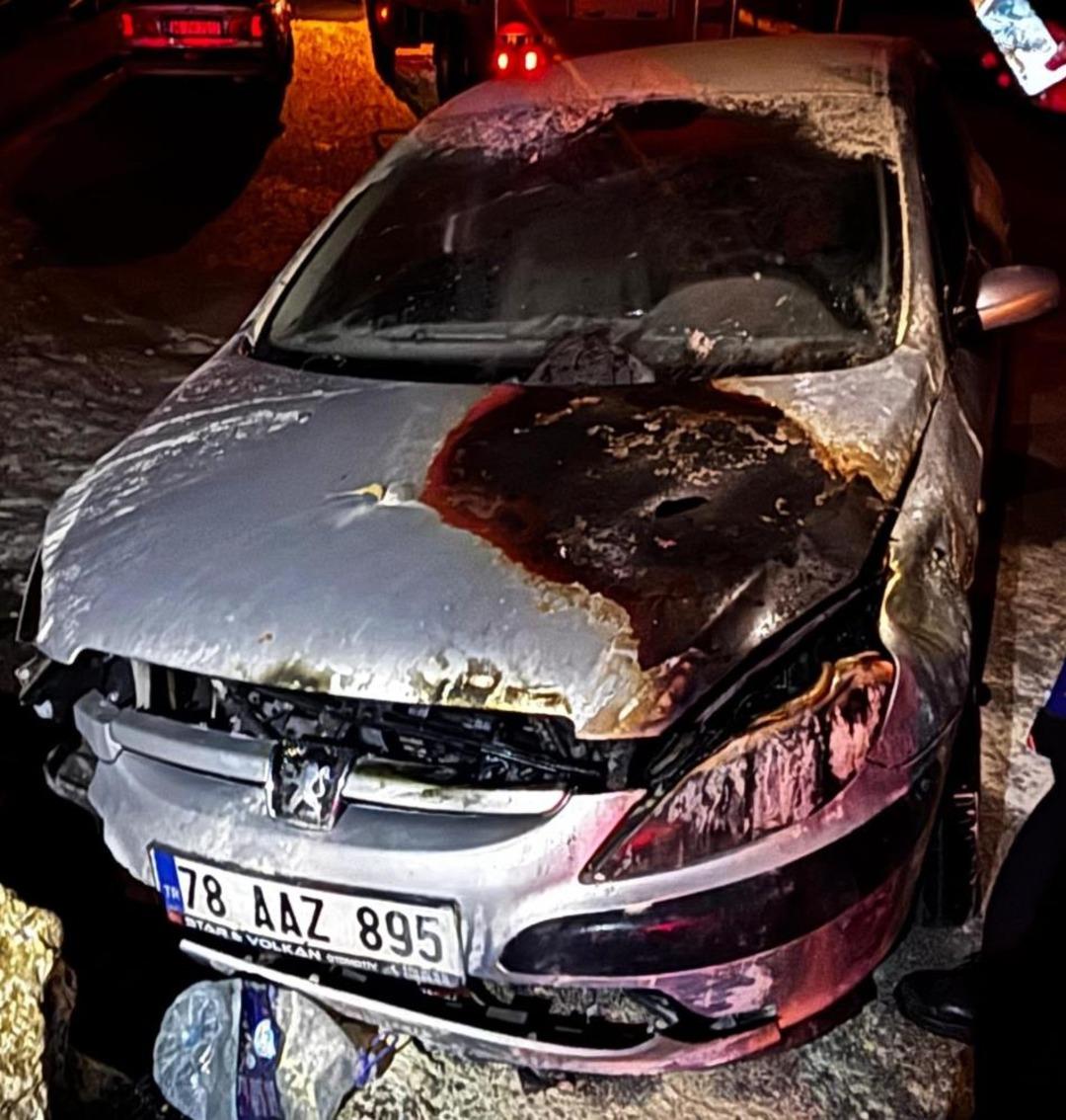 Karabük te yürekler ağza geldi: İstinat duvarına çarpan otomobil alev aldı 1